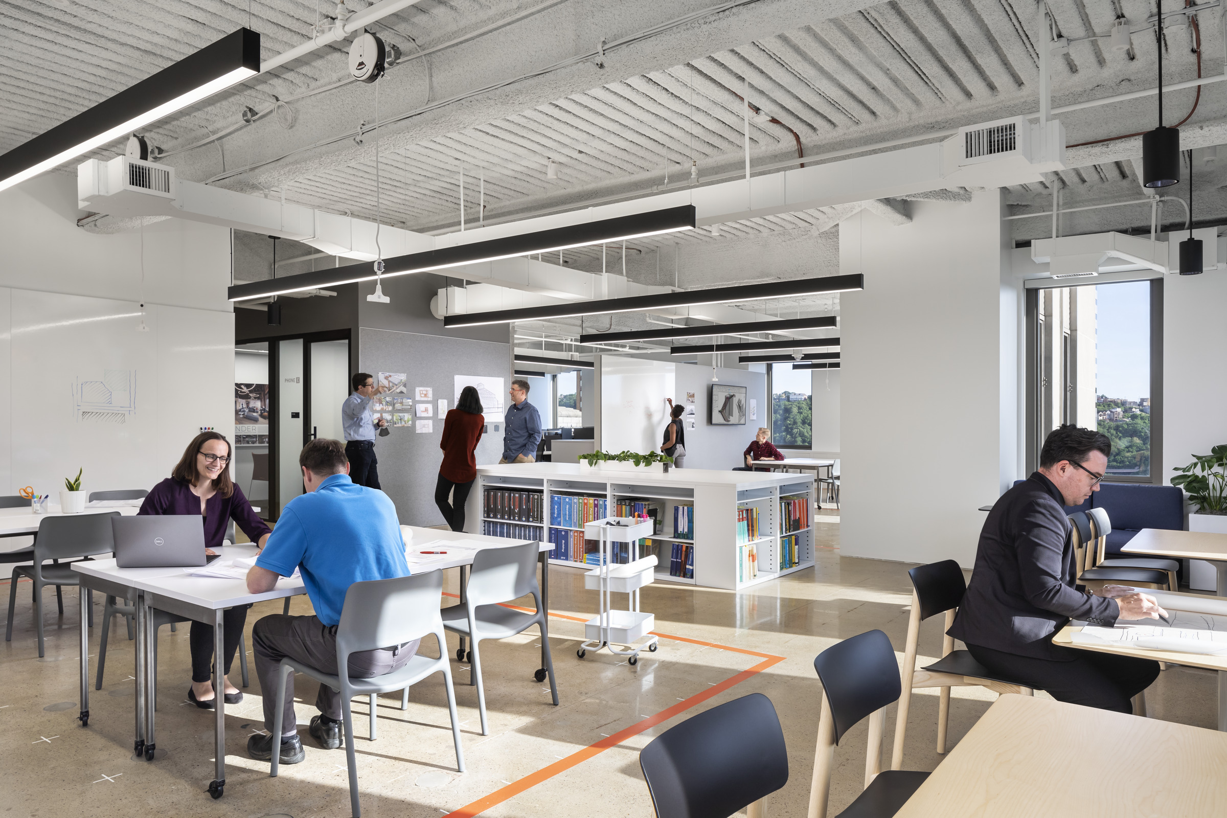 Free address workspace at Perkins Eastman's Pittsburgh studio