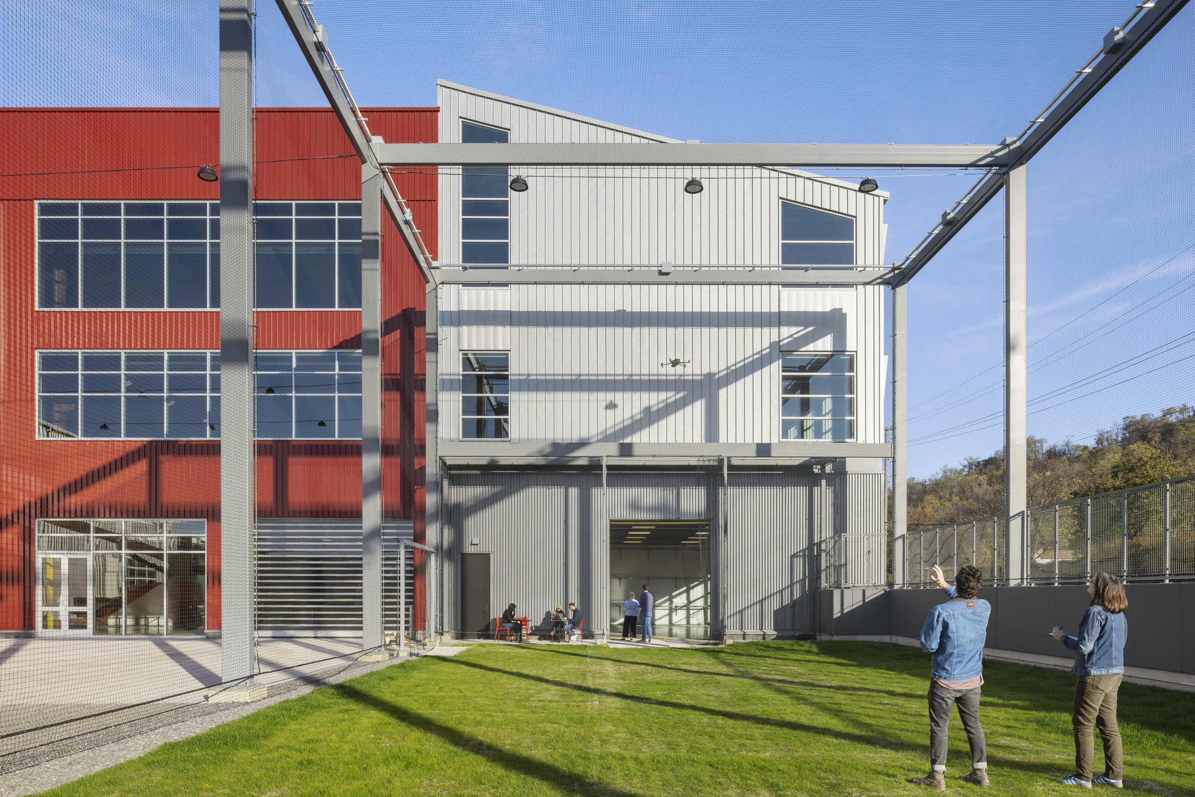 The Robotics Innovation Center at Carnegie Mellon University, built for research and testing, includes both indoor and outdoor drone cages. Photographs by Andrew Rugge/© Perkins Eastman